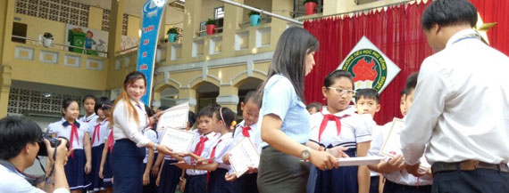 LỄ TRAO HỌC BỔNG 100% CHO HỌC SINH NGH&Egrave;O HỌC GIỎI