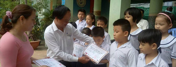 TRAO TẶNG HỌC BỔNG 100% CHO HỌC SINH TRƯỜNG TIỂU HỌC H&Agrave;M NGHI
